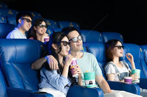 年轻情侣在影院看3D电影高清图片下载-正版图片501411574-摄图网