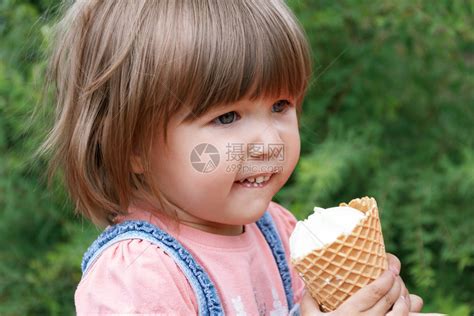 吃冰激凌的小女孩高清图片下载-正版图片307550882-摄图网