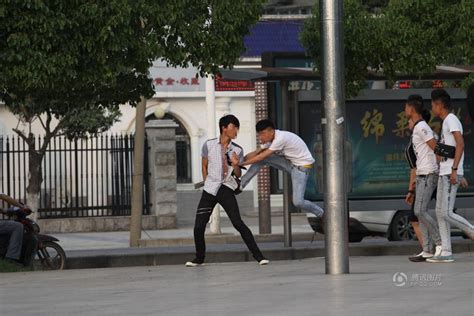 湖北襄阳中学生街头持刀打架多人围殴一人（图）_财经_环球网