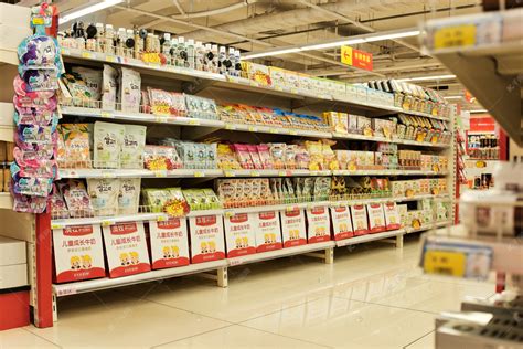 超市大卖场物品零食货架陈列内景摄影图配图高清摄影大图-千库网