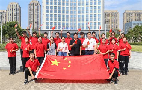 国旗下的告白：我爱你中国！_图片新闻-厦门大学嘉庚学院——这是一所不一样的大学