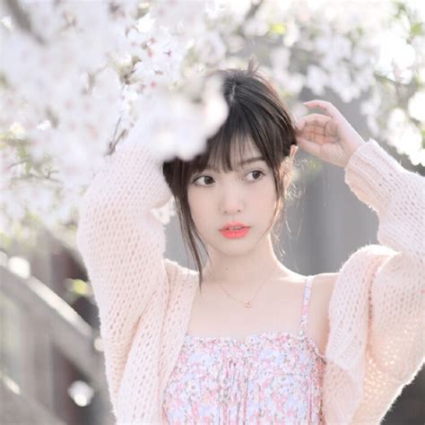 温柔拥抱姿势女生头像