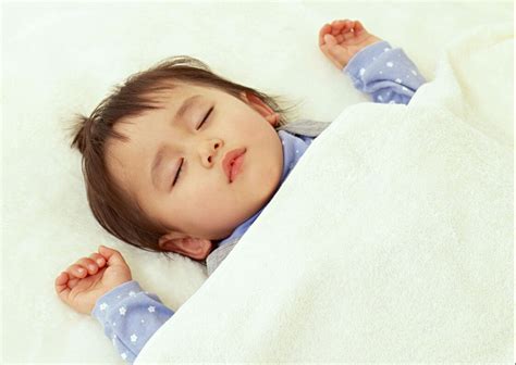 婴儿趴（宝宝趴睡可爱又有趣）-幼儿百科-魔术铺