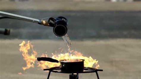 油锅着火用水灭太恐怖，瞬间火焰增强几十倍
