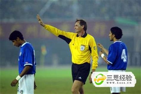 入选世界杯的中国裁判组 为小球员执法中青赛
