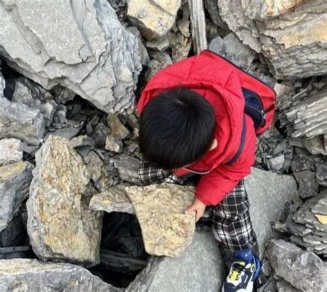 小男孩捡到神奇石头，能实现各种愿望_腾讯视频