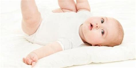 婴儿睡觉盖被子标准（宝宝冬天睡觉穿多少盖多少）-幼儿百科-魔术铺