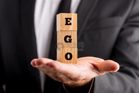 商人拿着木制字母块阅读Ego他手掌的平衡在概念上的形象高清图片下载-正版图片502585837-摄图网