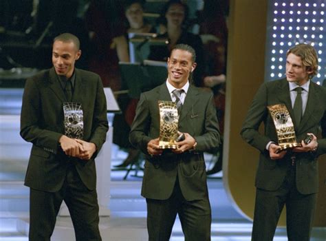 2004年的今天，小罗荣获FIFA年度世界足球先生-直播吧zhibo8.cc