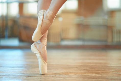 芭蕾舞者的足尖鞋，穿上它才能立起脚尖，看看制作过程有多严苛_腾讯视频