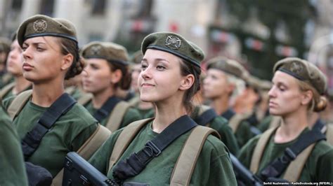 俄罗斯女兵各个都大长腿颜值高，这几张图让人脸红！