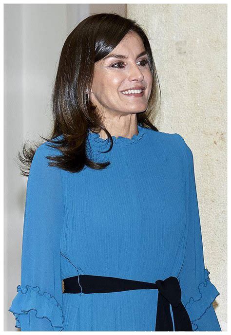 莱蒂齐亚王后身穿Carolina Herrera宝蓝色斜肩长礼服 - 金玉米 | 专注热门资讯视频