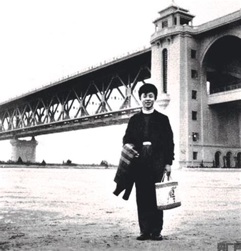 65年前，雷锋在武汉长江大桥留影，面带微笑意气风发_要闻_新闻中心_长江网_cjn.cn