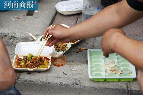 不易！郑州这群建筑工蹲路边吃午饭，一顿饭不足10元，管饱就行-大河新闻