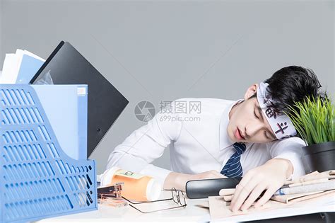 工作压力大疲惫不堪的男青年高清图片下载-正版图片501055677-摄图网