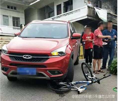 3岁孩子小区误操作三轮车撞到路人 所幸未造成人员受伤_凤凰网视频_凤凰网