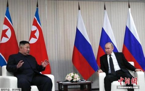 图文：俄罗斯总统普京与朝鲜领导人金正日握手_国际新闻_新闻中心_新浪网