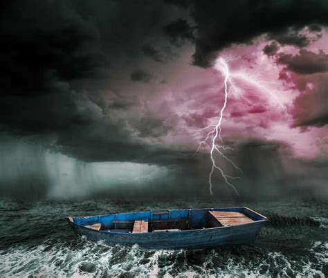 大海中暴风雨和闪电背景图片素材免费下载_熊猫办公