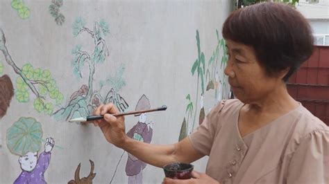 59岁大姐自学画画墙绘全村：凭借想象力来绘画_凤凰网视频_凤凰网