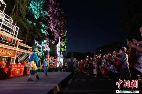 北京演艺集团《我们的中国梦·中华文化耀和田》巡演团队再度走进和田夜市