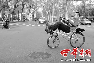 济宁”牛人“躺着骑自行车 称坐着不如半躺着舒服_山东频道_凤凰网