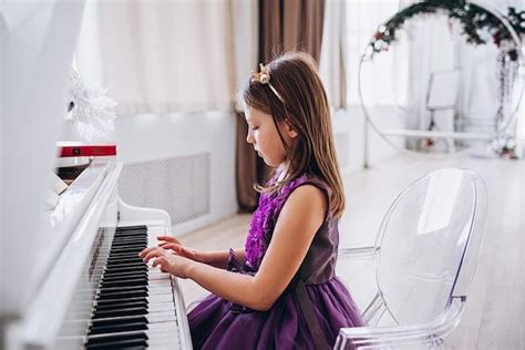 女孩弹钢琴高清图片下载-正版图片502043086-摄图网