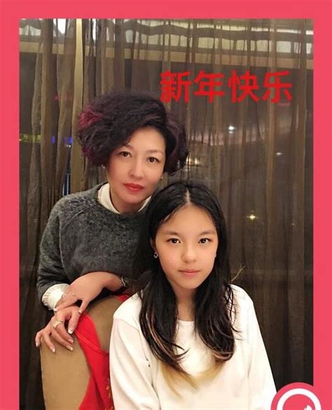 哈文晒与女儿法图麦合照跨年 被侃像姐妹-搜狐娱乐
