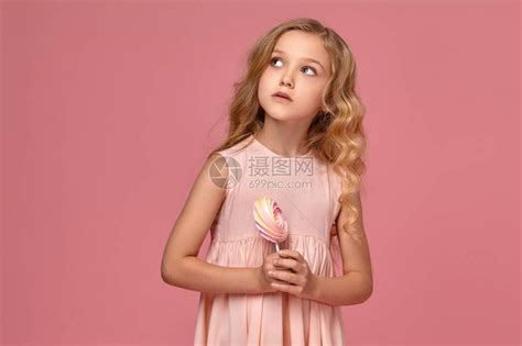 女生头像温柔粉色裙子