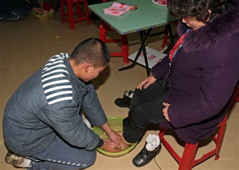 组图：湖北监狱30名服刑人员跪地为母洗脚_新闻中心_新浪网