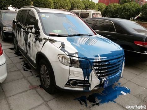 北京一私家车遭泼油漆扎胎 车身被写"环钱"
