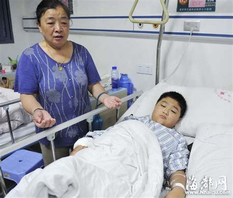 男孩被玻璃割伤 热心小伙急送医垫付医疗费 - 焦点图片 - 东南网