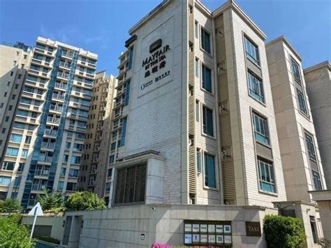 晒晒王祖蓝在香港的豪宅，客厅有个玻璃幕墙，感觉像住在海景房里_白色