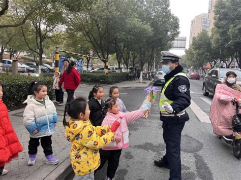 幼儿园小朋友给警察送贺卡(小朋友送给警察叔叔的贺卡) | 抖兔教育