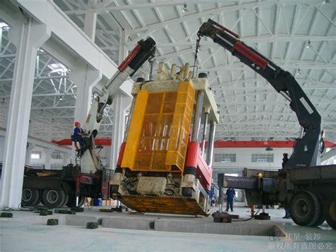 大型设备上楼吊装就位 备有专用起重搬运工具 人工传统施工工艺