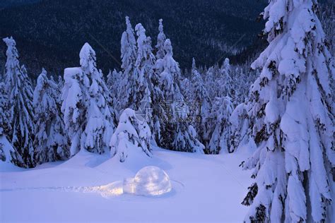 雪屋山里的冬天夜间景观与极端游客的庇护所户外探高清图片下载-正版图片505477752-摄图网