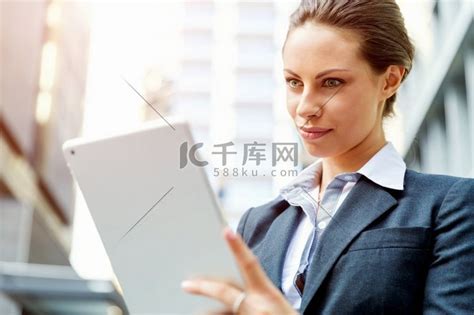 室外微笑的商界女强人画像。高清摄影大图-千库网