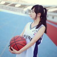 甜美女生打球头像真人版
