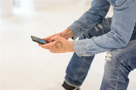 坐着玩手机的男性高清图片下载-正版图片500792509-摄图网