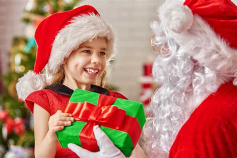 圣诞节图片_看着圣诞树礼物的小女孩素材_高清图片_摄影照片_寻图免费打包下载