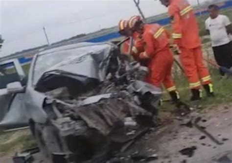 秘鲁发生严重连环车祸 至少40人死亡80人受伤(图)|车祸|高速公路_凤凰资讯