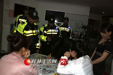 桂林警方“夜袭”休闲洗浴场所 一男子与女技师在房内被擒-桂林生活网新闻中心