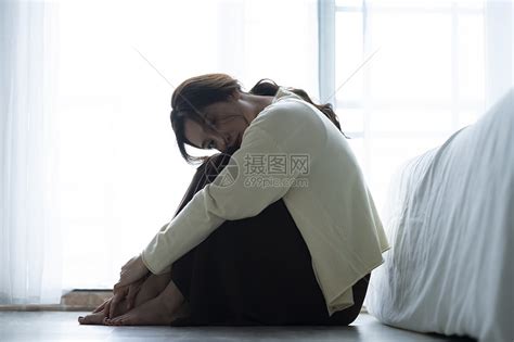 心情低落悲伤的职场女性高清图片下载-正版图片501793033-摄图网