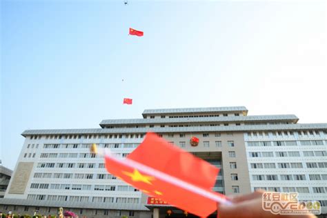 10月1日，来宾市政府广场人声鼎沸，满是中国红！-红豆社区
