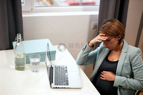 四十多岁的怀孕女商人坐在办公室里高清图片下载-正版图片503721996-摄图网