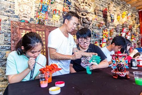 贵州安顺：学生体验傩戏面具制作技艺-人民图片网