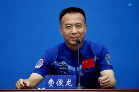 费俊龙获颁二级航天功勋奖章，邓清明、张陆荣获“英雄航天员”荣誉称号-名城苏州新闻中心