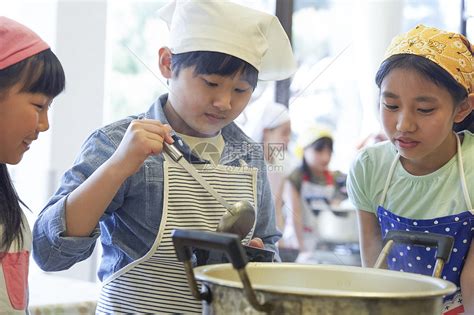 在学校学做饭的小学生高清图片下载-正版图片502099632-摄图网