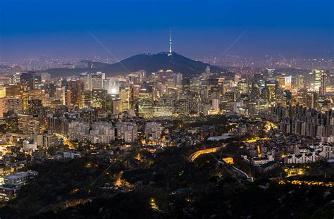 韩国首尔市中心城市景观的空中日落夜景与首尔塔高清图片下载-正版图片300856761-摄图网