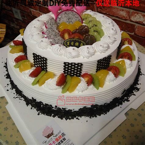 插着巧克力和水果的蛋糕摄影图__西餐美食_餐饮美食_摄影图库_昵图网nipic.com
