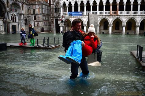 意大利威尼斯因洪水进入紧急状态，专家警告：新防洪工程撑不了50年|界面新闻 · 天下